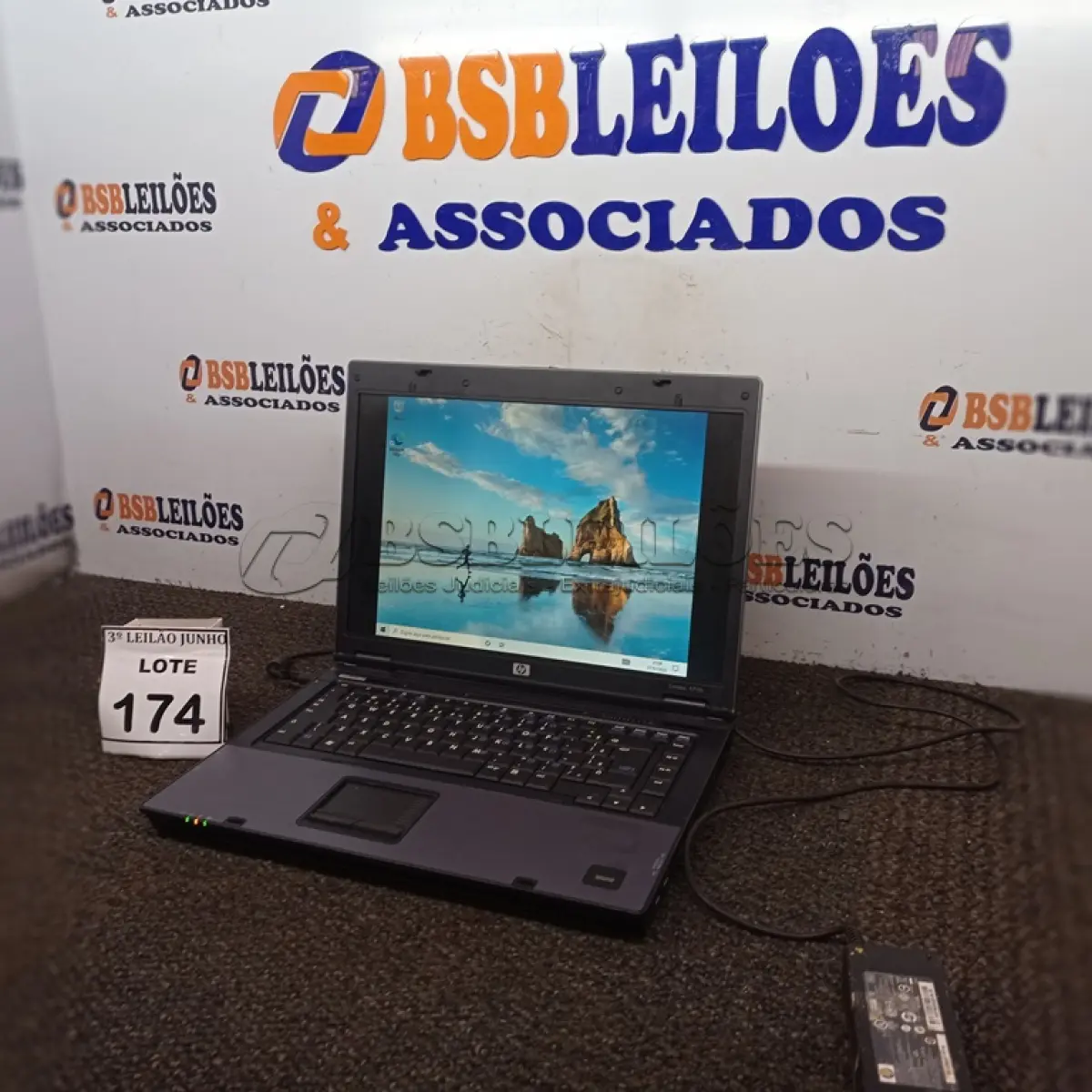 LOTE 174 - 01 NOTEBOOK MARCA HP COM FONTE. (NO ESTADO) ATENÇÃO! FAZER A VISITAÇÃO ANTES DE ARREMATAR, NÃO SABEMOS SE FUNCIONA, LEILÃO NÃO TEM GARANTIA E NEM DEVOLUÇÃO, SUJEITO A POSSÍVEIS AVARIAS VISÍVEIS/OCULTAS E/OU AUSÊNCIA DE COMPONENTES.