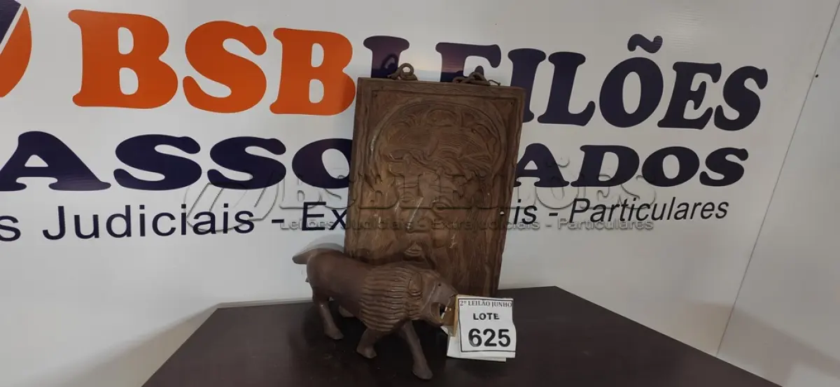 LOTE 625 - 01 QUADRO ENTALHADO E 01 LEÃO DE MADEIRA.  (NO ESTADO) ATENÇÃO! FAZER A VISITAÇÃO ANTES DE ARREMATAR, NÃO SABEMOS SE FUNCIONA, LEILÃO NÃO TEM GARANTIA E NEM DEVOLUÇÃO, SUJEITO A POSSÍVEIS AVARIAS VISÍVEIS/OCULTAS E/OU AUSÊNCIA DE COMPONENTES.