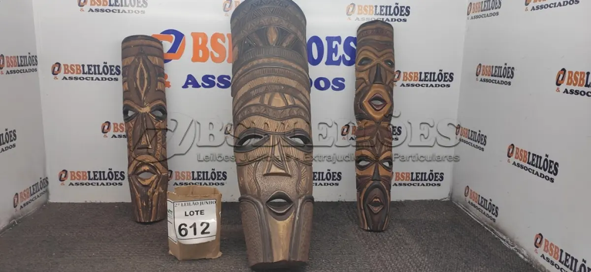LOTE 612 - 03 MÁSCARAS AFRICANAS TRADICIONAIS. (NO ESTADO) ATENÇÃO! FAZER A VISITAÇÃO ANTES DE ARREMATAR, NÃO SABEMOS SE FUNCIONA, LEILÃO NÃO TEM GARANTIA E NEM DEVOLUÇÃO, SUJEITO A POSSÍVEIS AVARIAS VISÍVEIS/OCULTAS E/OU AUSÊNCIA DE COMPONENTES.