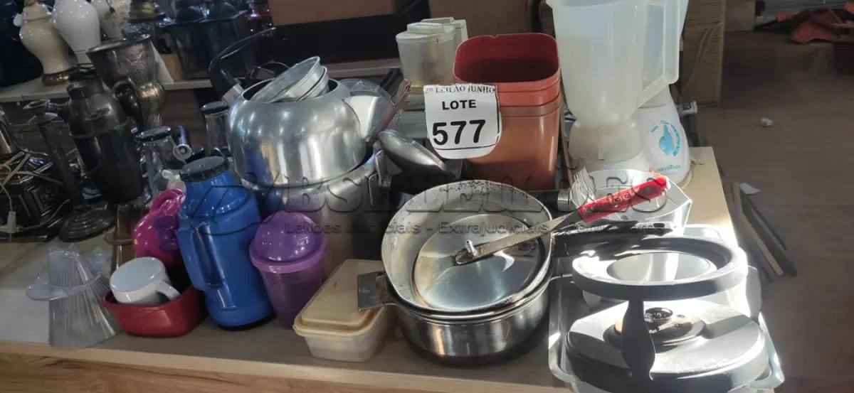 LOTE 577 - 01 LOTE COM GRANDE QUANTIDADE DE UTENSÍLIOS DIVERSOS PARA COZINHA.  (NO ESTADO) ATENÇÃO! FAZER A VISITAÇÃO ANTES DE ARREMATAR, NÃO SABEMOS SE FUNCIONA, LEILÃO NÃO TEM GARANTIA E NEM DEVOLUÇÃO, SUJEITO A POSSÍVEIS AVARIAS VISÍVEIS/OCULTAS E/OU AUSÊNCIA DE COMPONENTES.