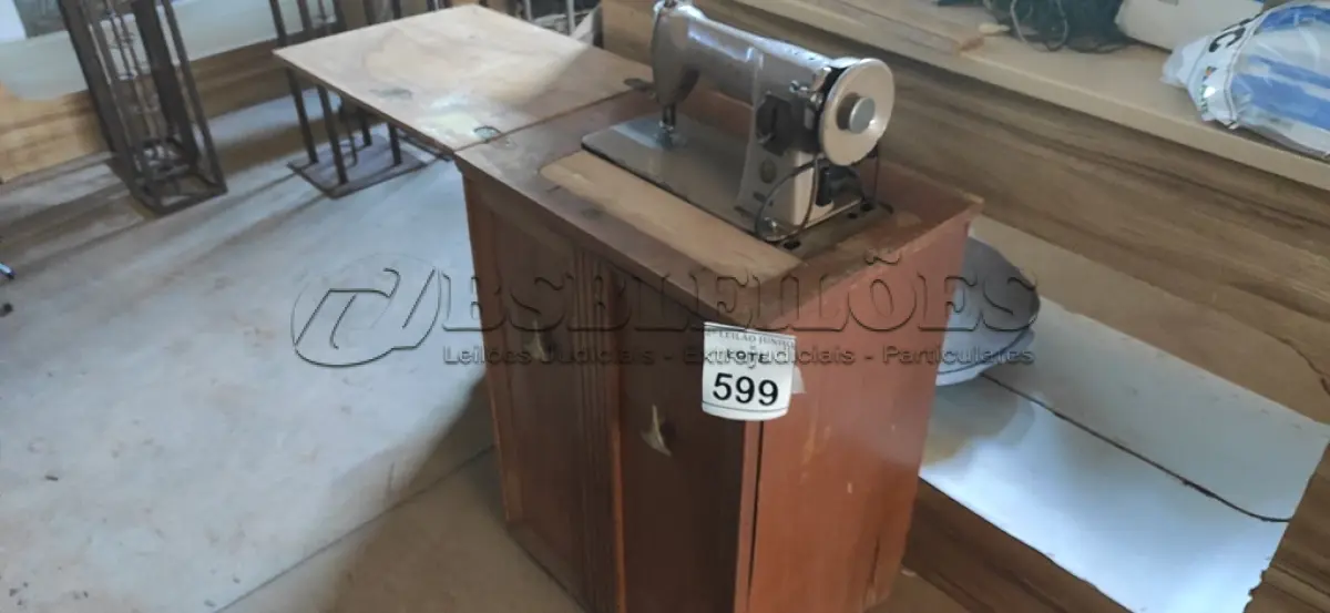 LOTE 599 - 01 MÁQUINA DE COSTURA ANTIGA MARCA SINGER.  (NO ESTADO) ATENÇÃO! FAZER A VISITAÇÃO ANTES DE ARREMATAR, NÃO SABEMOS SE FUNCIONA, LEILÃO NÃO TEM GARANTIA E NEM DEVOLUÇÃO, SUJEITO A POSSÍVEIS AVARIAS VISÍVEIS/OCULTAS E/OU AUSÊNCIA DE COMPONENTES.