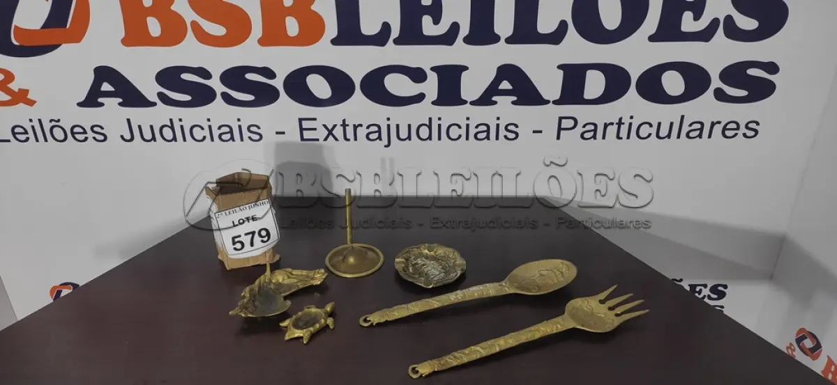 LOTE 579 - 01 CONCHA, 01 PEGADOR, 03 CINZEIROS E 01 TAMPA, TODOS MATERIAIS ANTIGOS DECORADOS.  (NO ESTADO) ATENÇÃO! FAZER A VISITAÇÃO ANTES DE ARREMATAR, NÃO SABEMOS SE FUNCIONA, LEILÃO NÃO TEM GARANTIA E NEM DEVOLUÇÃO, SUJEITO A POSSÍVEIS AVARIAS VISÍVEIS/OCULTAS E/OU AUSÊNCIA DE COMPONENTES.