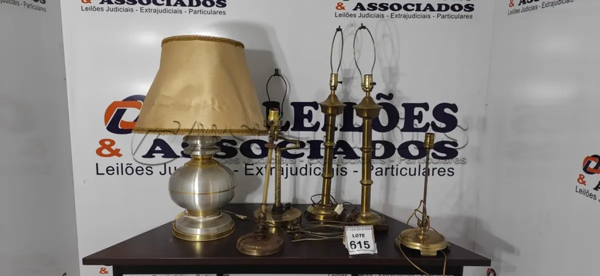 LOTE 615 - 06 ABAJURES SEM 01 COM CÚPULA.  (NO ESTADO) ATENÇÃO! FAZER A VISITAÇÃO ANTES DE ARREMATAR, NÃO SABEMOS SE FUNCIONA, LEILÃO NÃO TEM GARANTIA E NEM DEVOLUÇÃO, SUJEITO A POSSÍVEIS AVARIAS VISÍVEIS/OCULTAS E/OU AUSÊNCIA DE COMPONENTES.
