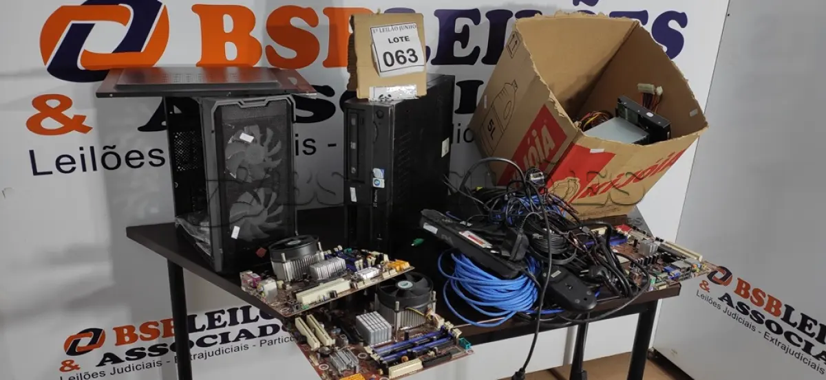 LOTE 063 - 01 CPU, 01 GABINETE VAZIO E 01 CAIXA COM GRANDE QUANTIDADE DE CABOS. (NO ESTADO) ATENÇÃO! FAZER A VISITAÇÃO ANTES DE ARREMATAR, NÃO SABEMOS SE FUNCIONA, LEILÃO NÃO TEM GARANTIA E NEM DEVOLUÇÃO, SUJEITO A POSSÍVEIS AVARIAS VISÍVEIS/OCULTAS E/OU AUSÊNCIA DE COMPONENTES.
