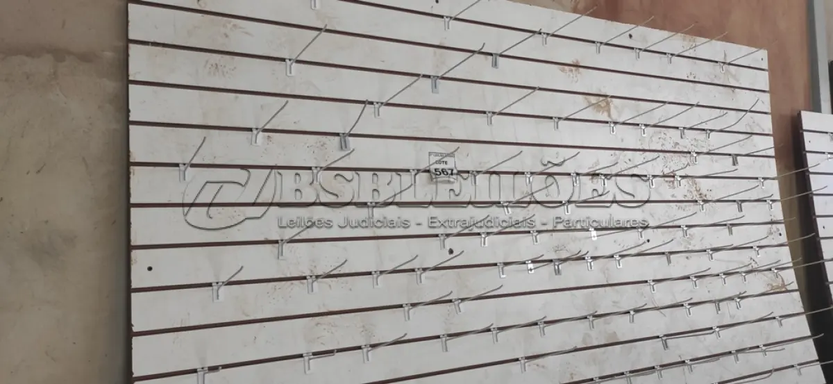 LOTE 567 - 01 PAINEL CANALETADO COM GANCHOS DE 1,72 X 2,75. (NO ESTADO) ATENÇÃO! FAZER A VISITAÇÃO ANTES DE ARREMATAR, NÃO SABEMOS SE FUNCIONA, LEILÃO NÃO TEM GARANTIA E NEM DEVOLUÇÃO, SUJEITO A POSSÍVEIS AVARIAS VISÍVEIS/OCULTAS E/OU AUSÊNCIA DE COMPONENTES.