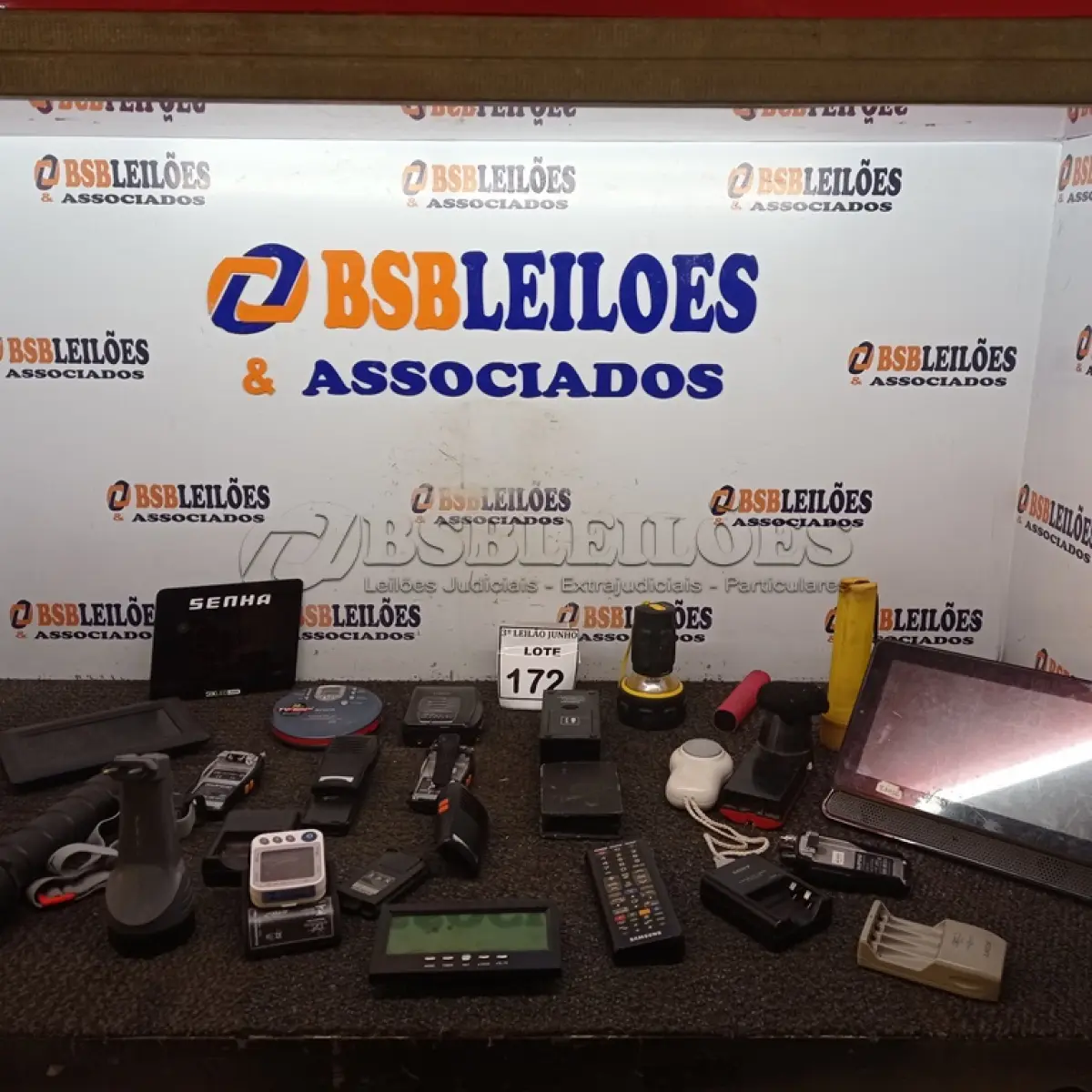 LOTE 172 - 01 LOTE COM GRANDE QUANTIDADE DE ELETRÔNICOS DIVERSOS. (NO ESTADO) ATENÇÃO! FAZER A VISITAÇÃO ANTES DE ARREMATAR, NÃO SABEMOS SE FUNCIONA, LEILÃO NÃO TEM GARANTIA E NEM DEVOLUÇÃO, SUJEITO A POSSÍVEIS AVARIAS VISÍVEIS/OCULTAS E/OU AUSÊNCIA DE COMPONENTES.