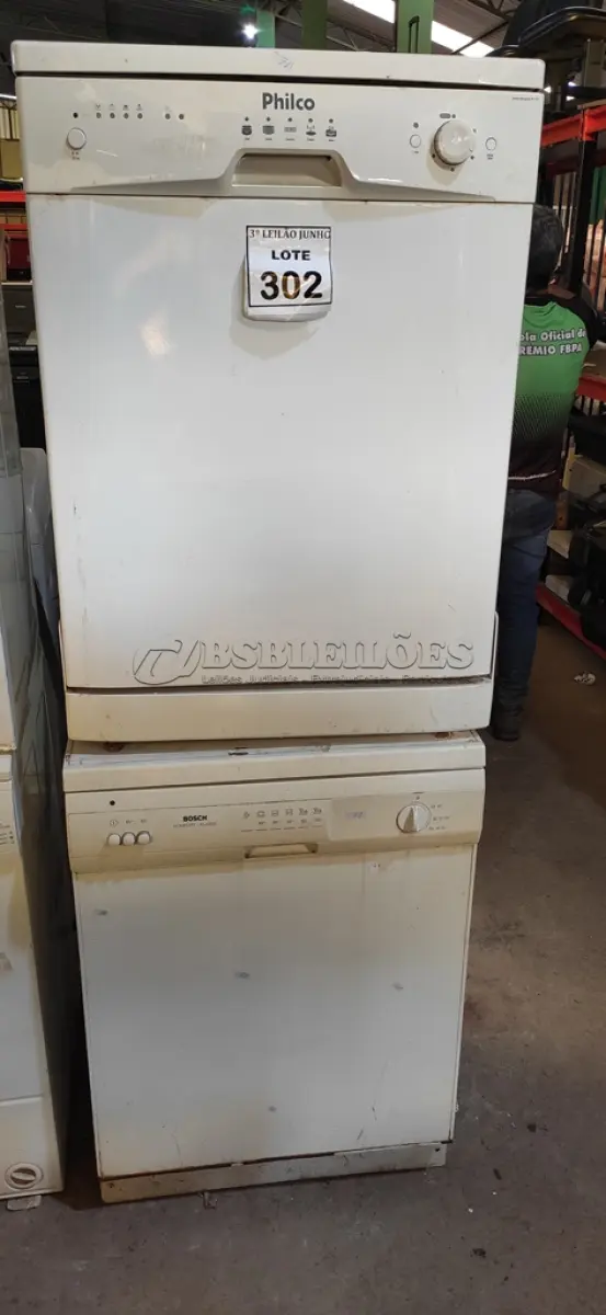LOTE 355 - 02 LAVAS LOUÇAS SENDO 01 PHILCO E 01 BOSCH. (NO ESTADO) ATENÇÃO! FAZER A VISITAÇÃO ANTES DE ARREMATAR, NÃO SABEMOS SE FUNCIONA, LEILÃO NÃO TEM GARANTIA E NEM DEVOLUÇÃO, SUJEITO A POSSÍVEIS AVARIAS VISÍVEIS/OCULTAS E/OU AUSÊNCIA DE COMPONENTES.