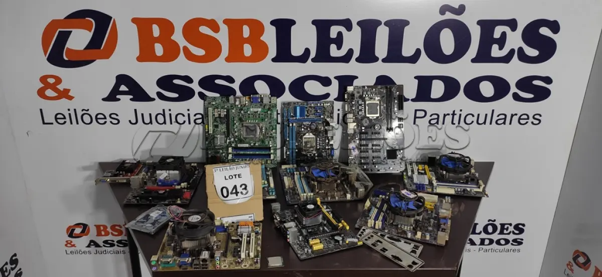 LOTE 043 - 01 LOTE COM VÁRIAS PLACAS MÃE MODELOS DIVERSOS. (NO ESTADO) ATENÇÃO! FAZER A VISITAÇÃO ANTES DE ARREMATAR, NÃO SABEMOS SE FUNCIONA, LEILÃO NÃO TEM GARANTIA E NEM DEVOLUÇÃO, SUJEITO A POSSÍVEIS AVARIAS VISÍVEIS/OCULTAS E/OU AUSÊNCIA DE COMPONENTES.