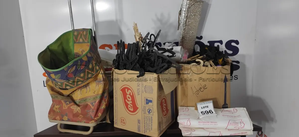 LOTE 596 - 01 LOTE COM GRANDE QUANTIDADE DE CABIDES, MATERIAIS DECORATIVOS E 01 CARRINHO DE FEIRA.  (NO ESTADO) ATENÇÃO! FAZER A VISITAÇÃO ANTES DE ARREMATAR, NÃO SABEMOS SE FUNCIONA, LEILÃO NÃO TEM GARANTIA E NEM DEVOLUÇÃO, SUJEITO A POSSÍVEIS AVARIAS VISÍVEIS/OCULTAS E/OU AUSÊNCIA DE COMPONENTES.