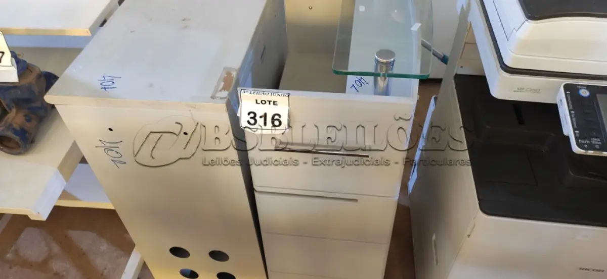 LOTE 316 - 01 ARMÁRIO EM MADEIRA E AÇO E 01 BALCÃO PARA CAIXA. (NO ESTADO) ATENÇÃO! FAZER A VISITAÇÃO ANTES DE ARREMATAR, NÃO SABEMOS SE FUNCIONA, LEILÃO NÃO TEM GARANTIA E NEM DEVOLUÇÃO, SUJEITO A POSSÍVEIS AVARIAS VISÍVEIS/OCULTAS E/OU AUSÊNCIA DE COMPONENTES.