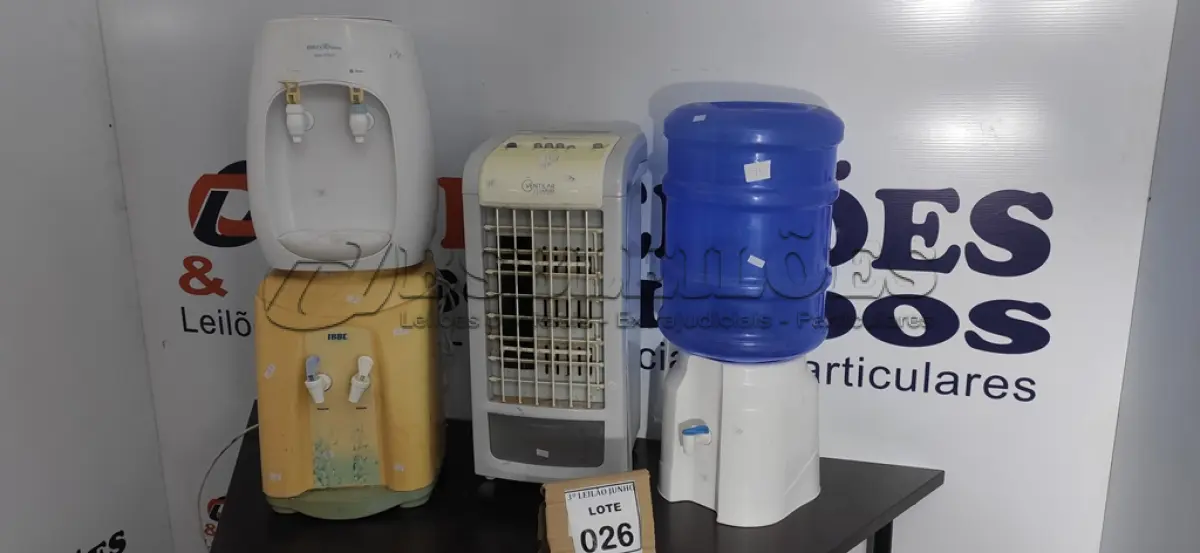 LOTE 026 - 03 BEBEDOUROS TIPO GARRAFÃO E 01 CLIMATIZADOR. (NO ESTADO) ATENÇÃO! FAZER A VISITAÇÃO ANTES DE ARREMATAR, NÃO SABEMOS SE FUNCIONA. LEILÃO NÃO TEM GARANTIA E NEM DEVOLUÇÃO, SUJEITO A POSSÍVEIS AVARIAS VISÍVEIS/OCULTAS E/OU AUSÊNCIA DE COMPONENTES.