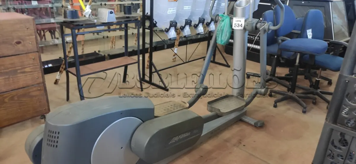 LOTE 534 - 01 ELÍPTICO MODELO LIFE FITNESS 95XI. (NO ESTADO) ATENÇÃO! FAZER A VISITAÇÃO ANTES DE ARREMATAR, NÃO SABEMOS SE FUNCIONA, LEILÃO NÃO TEM GARANTIA E NEM DEVOLUÇÃO, SUJEITO A POSSÍVEIS AVARIAS VISÍVEIS/OCULTAS E/OU AUSÊNCIA DE COMPONENTES.
