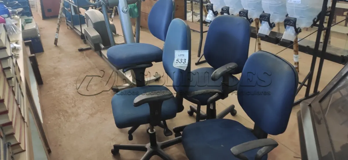 LOTE 533 - 04 CADEIRAS GIRADORAS PARA ESCRITÓRIO SENDO 01 CADEIRA CAIXA. (NO ESTADO) ATENÇÃO! FAZER A VISITAÇÃO ANTES DE ARREMATAR, NÃO SABEMOS SE FUNCIONA, LEILÃO NÃO TEM GARANTIA E NEM DEVOLUÇÃO, SUJEITO A POSSÍVEIS AVARIAS VISÍVEIS/OCULTAS E/OU AUSÊNCIA DE COMPONENTES.
