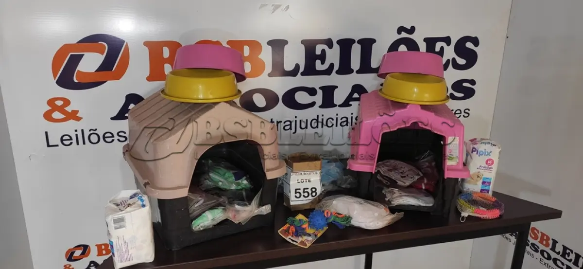 LOTE 558 - 01 LOTE COM 02 CASINHAS PARA PETS, ROUPAS, VASILHAS E ITENS DIVERSOS. (NO ESTADO) ATENÇÃO! FAZER A VISITAÇÃO ANTES DE ARREMATAR, NÃO SABEMOS SE FUNCIONA, LEILÃO NÃO TEM GARANTIA E NEM DEVOLUÇÃO, SUJEITO A POSSÍVEIS AVARIAS VISÍVEIS/OCULTAS E/OU AUSÊNCIA DE COMPONENTES.