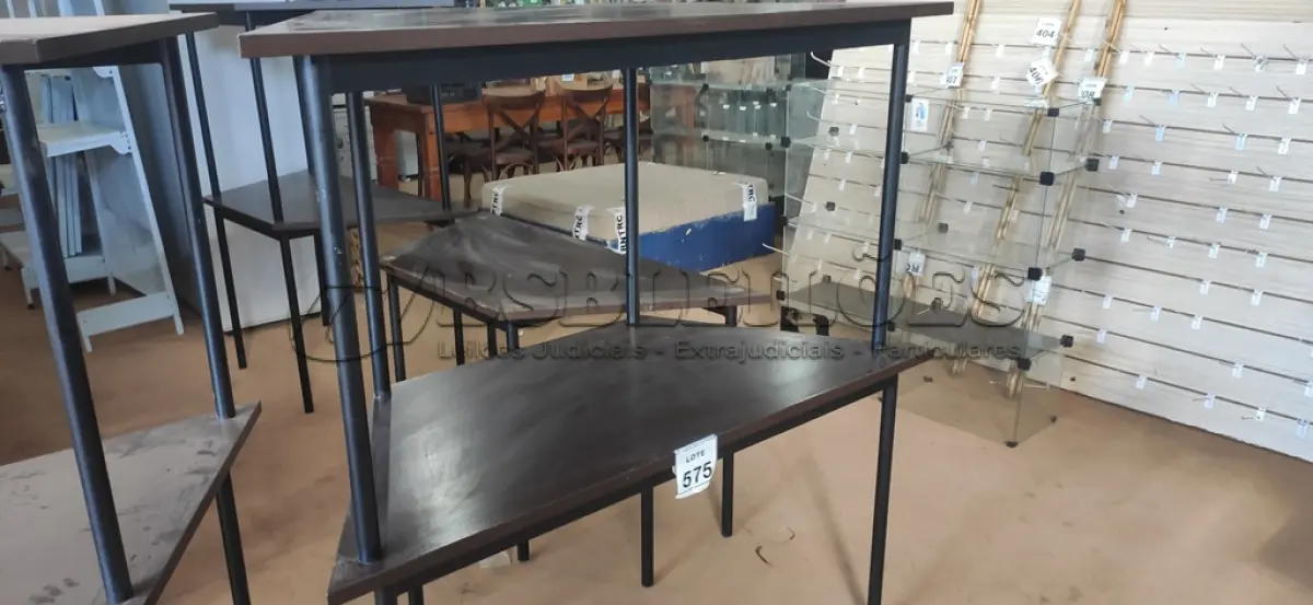 LOTE 575 - 02 MESAS COM TAMPO DE MADEIRA EM FORMA TRAPÉZIO.  (NO ESTADO) ATENÇÃO! FAZER A VISITAÇÃO ANTES DE ARREMATAR, NÃO SABEMOS SE FUNCIONA, LEILÃO NÃO TEM GARANTIA E NEM DEVOLUÇÃO, SUJEITO A POSSÍVEIS AVARIAS VISÍVEIS/OCULTAS E/OU AUSÊNCIA DE COMPONENTES.