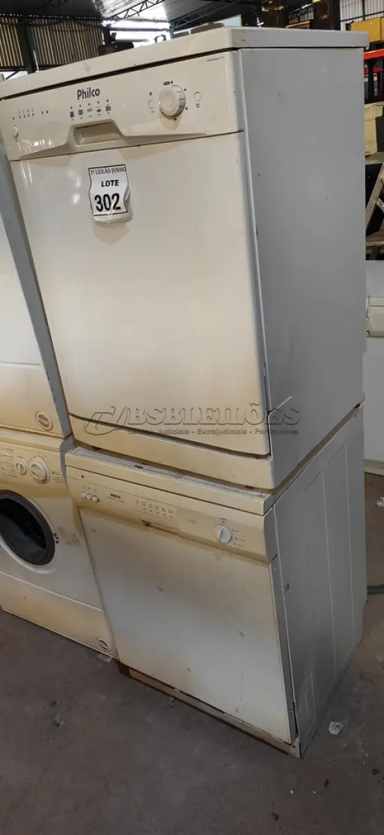 LOTE 355 - 02 LAVAS LOUÇAS SENDO 01 PHILCO E 01 BOSCH. (NO ESTADO) ATENÇÃO! FAZER A VISITAÇÃO ANTES DE ARREMATAR, NÃO SABEMOS SE FUNCIONA, LEILÃO NÃO TEM GARANTIA E NEM DEVOLUÇÃO, SUJEITO A POSSÍVEIS AVARIAS VISÍVEIS/OCULTAS E/OU AUSÊNCIA DE COMPONENTES.