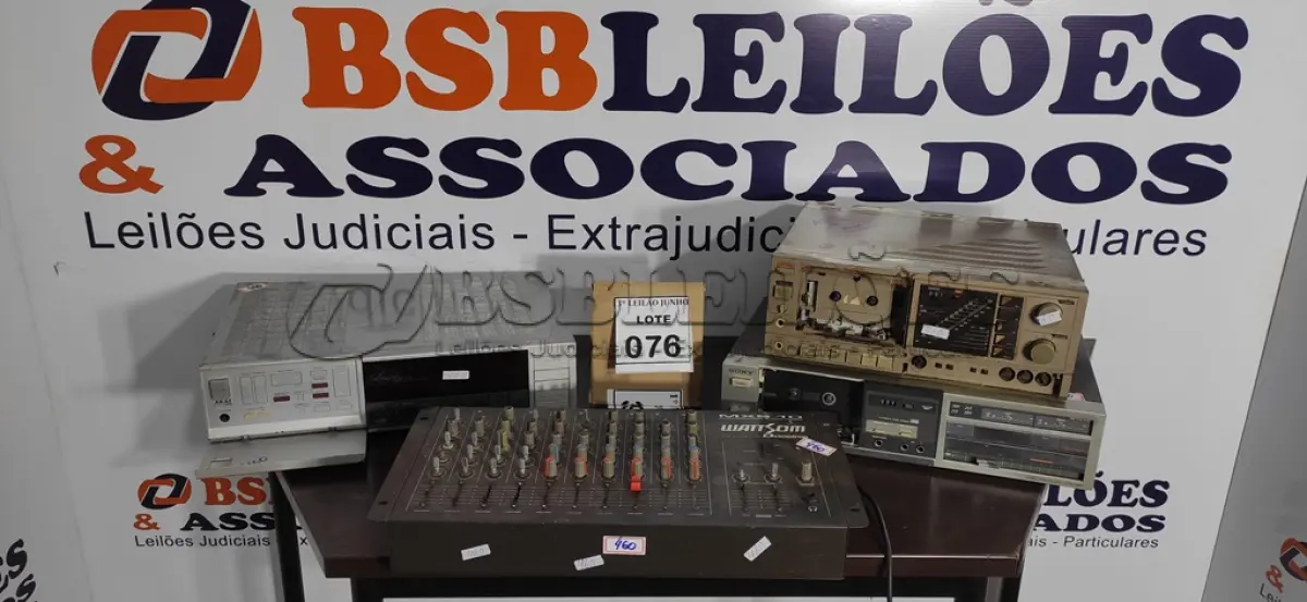 LOTE 076 - 01 MESA DE SOM, 02 TOCA FITAS E 01 RECEPTOR ESTÉREO MARCA AKAI. (NO ESTADO) ATENÇÃO! FAZER A VISITAÇÃO ANTES DE ARREMATAR, NÃO SABEMOS SE FUNCIONA, LEILÃO NÃO TEM GARANTIA E NEM DEVOLUÇÃO, SUJEITO A POSSÍVEIS AVARIAS VISÍVEIS/OCULTAS E/OU AUSÊNCIA DE COMPONENTES.