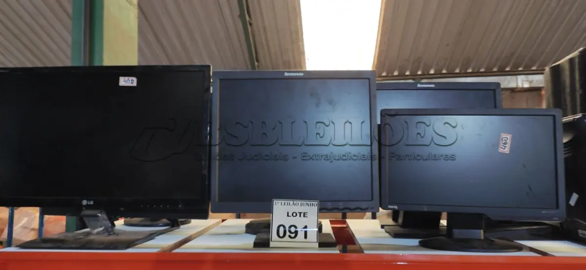 LOTE 091 - 10 MONITORES LCD MARCAS E MODELOS DIVERSOS. (NO ESTADO) ATENÇÃO! FAZER A VISITAÇÃO ANTES DE ARREMATAR, NÃO SABEMOS SE FUNCIONA, LEILÃO NÃO TEM GARANTIA E NEM DEVOLUÇÃO, SUJEITO A POSSÍVEIS AVARIAS VISÍVEIS/OCULTAS E/OU AUSÊNCIA DE COMPONENTES.