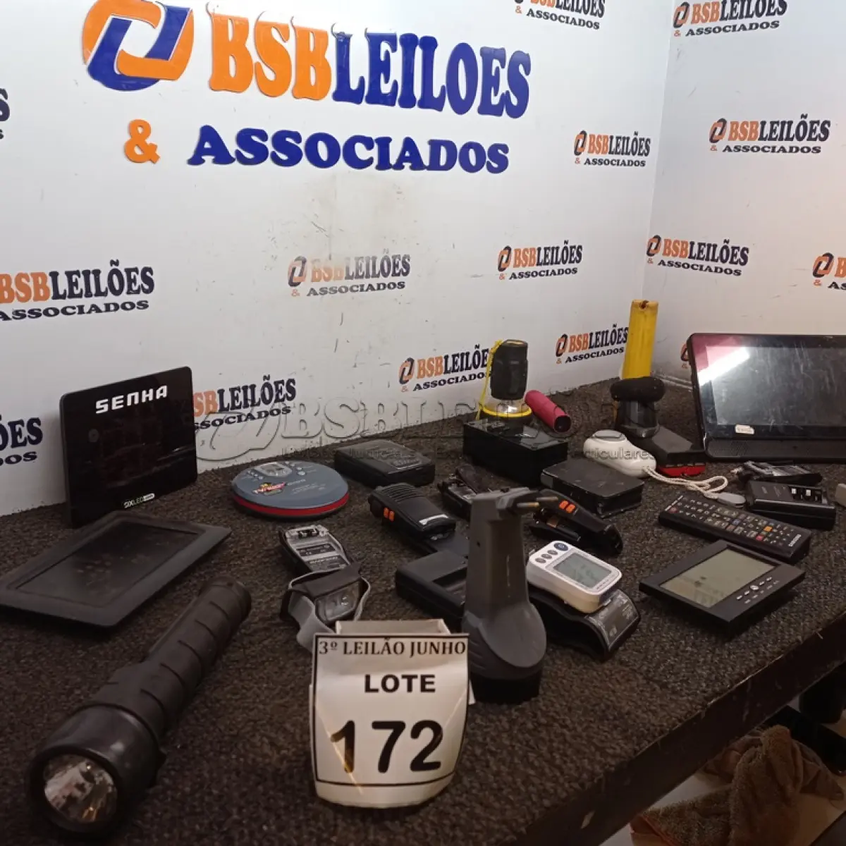 LOTE 172 - 01 LOTE COM GRANDE QUANTIDADE DE ELETRÔNICOS DIVERSOS. (NO ESTADO) ATENÇÃO! FAZER A VISITAÇÃO ANTES DE ARREMATAR, NÃO SABEMOS SE FUNCIONA, LEILÃO NÃO TEM GARANTIA E NEM DEVOLUÇÃO, SUJEITO A POSSÍVEIS AVARIAS VISÍVEIS/OCULTAS E/OU AUSÊNCIA DE COMPONENTES.