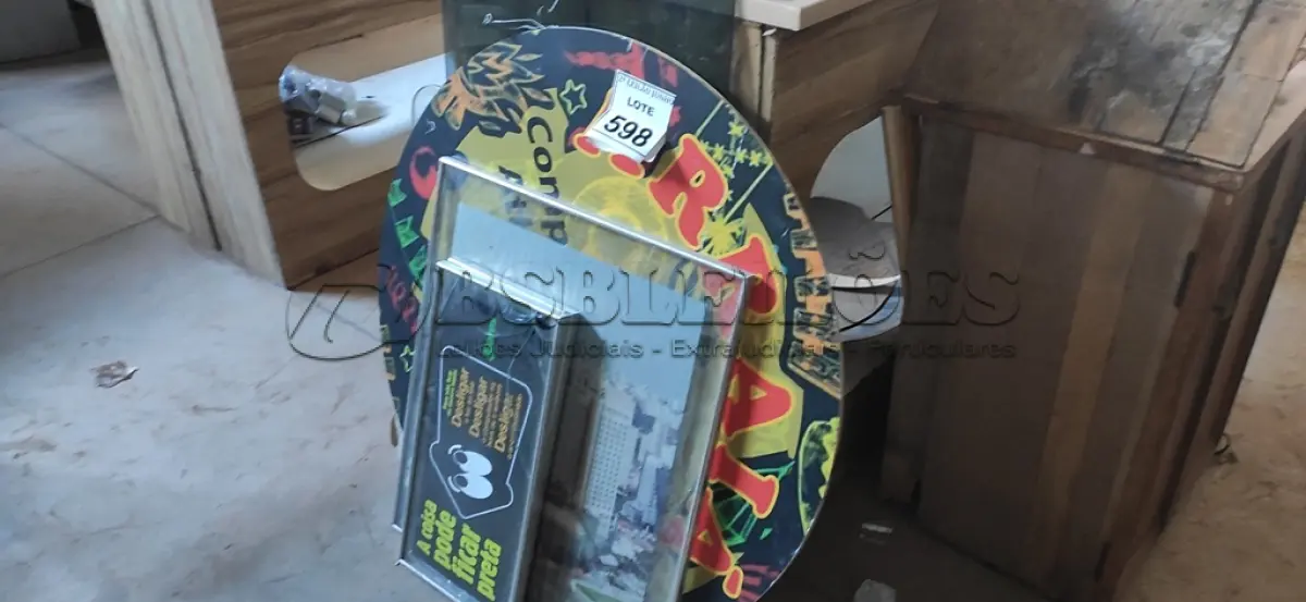 LOTE 598 - 01 LOTE COM QUADROS E MOLDURAS DECORATIVAS E 02 VIDROS AVULSOS.  (NO ESTADO) ATENÇÃO! FAZER A VISITAÇÃO ANTES DE ARREMATAR, NÃO SABEMOS SE FUNCIONA, LEILÃO NÃO TEM GARANTIA E NEM DEVOLUÇÃO, SUJEITO A POSSÍVEIS AVARIAS VISÍVEIS/OCULTAS E/OU AUSÊNCIA DE COMPONENTES.