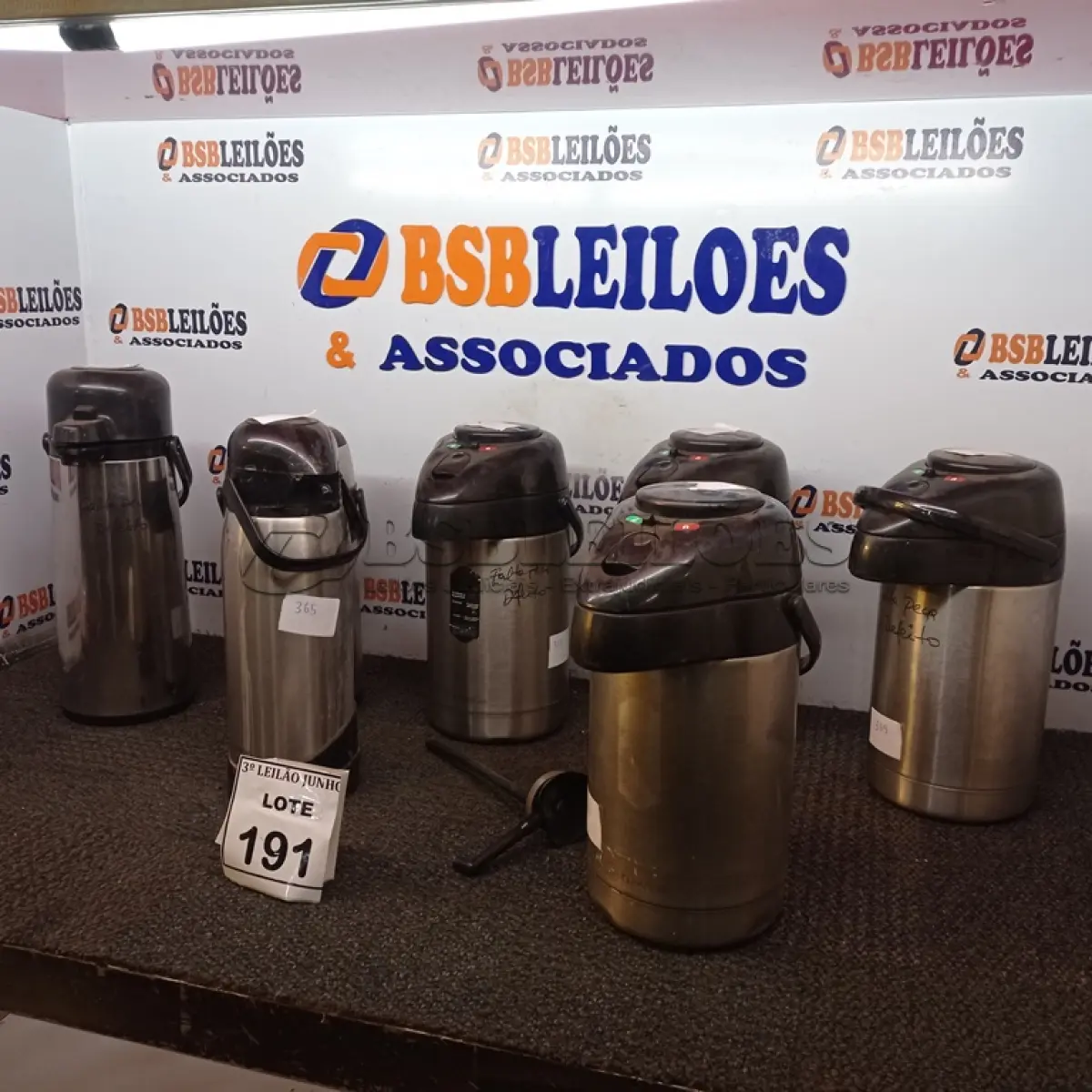 LOTE 191 - 07 GARRAFAS TÉRMICAS EM INOX. (NO ESTADO) ATENÇÃO! FAZER A VISITAÇÃO ANTES DE ARREMATAR, NÃO SABEMOS SE FUNCIONA, LEILÃO NÃO TEM GARANTIA E NEM DEVOLUÇÃO, SUJEITO A POSSÍVEIS AVARIAS VISÍVEIS/OCULTAS E/OU AUSÊNCIA DE COMPONENTES.