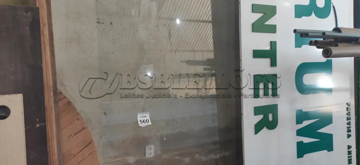 LOTE 560 - 01 VIDRO PARA MESA DE 2,12 X 1,98. (NO ESTADO) ATENÇÃO! FAZER A VISITAÇÃO ANTES DE ARREMATAR, NÃO SABEMOS SE FUNCIONA, LEILÃO NÃO TEM GARANTIA E NEM DEVOLUÇÃO, SUJEITO A POSSÍVEIS AVARIAS VISÍVEIS/OCULTAS E/OU AUSÊNCIA DE COMPONENTES.