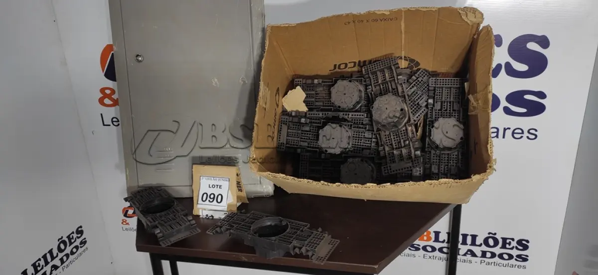 LOTE 090 - 01 QUADRO ELÉTRICO E 01 LOTE COM CAIXAS DE LUZ PARA LAJOTA. (NO ESTADO) ATENÇÃO! FAZER A VISITAÇÃO ANTES DE ARREMATAR, NÃO SABEMOS SE FUNCIONA. LEILÃO NÃO TEM GARANTIA E NEM DEVOLUÇÃO, SUJEITO A POSSÍVEIS AVARIAS VISÍVEIS/OCULTAS E/OU AUSÊNCIA DE COMPONENTES.
