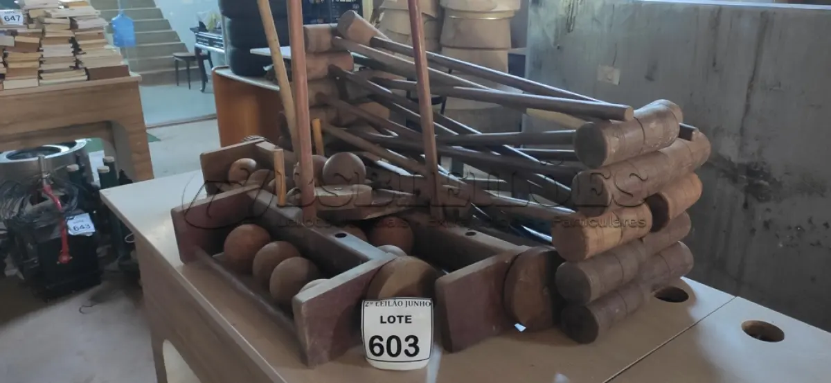 LOTE 603 - 01 LOTE COM GRANDE QUANTIDADE DE TACOS E BOLAS DE CROQUETE COM 3 CARRINHOS DE MADEIRA.  (NO ESTADO) ATENÇÃO! FAZER A VISITAÇÃO ANTES DE ARREMATAR, NÃO SABEMOS SE FUNCIONA, LEILÃO NÃO TEM GARANTIA E NEM DEVOLUÇÃO, SUJEITO A POSSÍVEIS AVARIAS VISÍVEIS/OCULTAS E/OU AUSÊNCIA DE COMPONENTES.