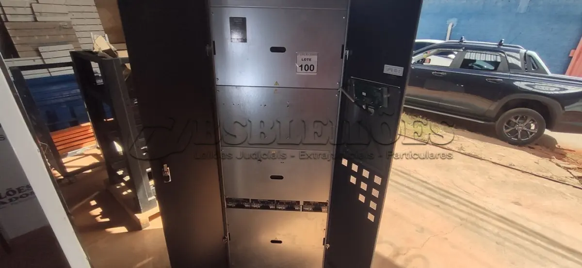 LOTE 100 - 01 NOBREAK POTÊNCIA 80KVA E 01 BANCO DE BATERIAS PARA 32 BATERIAS COM CABOS. (NO ESTADO) (OBS. O LOTE NÃO POSSUI BATERIAS) ATENÇÃO! FAZER A VISITAÇÃO ANTES DE ARREMATAR, NÃO SABEMOS SE FUNCIONA, LEILÃO NÃO TEM GARANTIA E NEM DEVOLUÇÃO, SUJEITO A POSSÍVEIS AVARIAS VISÍVEIS/OCULTAS E/OU AUSÊNCIA DE COMPONENTES.