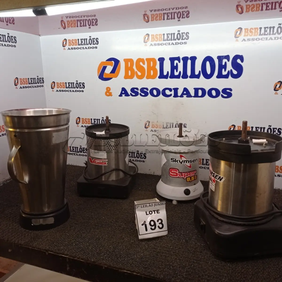LOTE 193 - 03 BASES DE LIQUIDIFICADOR INDUSTRIAL E 01 COPO AVULSO. (NO ESTADO) ATENÇÃO! FAZER A VISITAÇÃO ANTES DE ARREMATAR, NÃO SABEMOS SE FUNCIONA, LEILÃO NÃO TEM GARANTIA E NEM DEVOLUÇÃO, SUJEITO A POSSÍVEIS AVARIAS VISÍVEIS/OCULTAS E/OU AUSÊNCIA DE COMPONENTES.