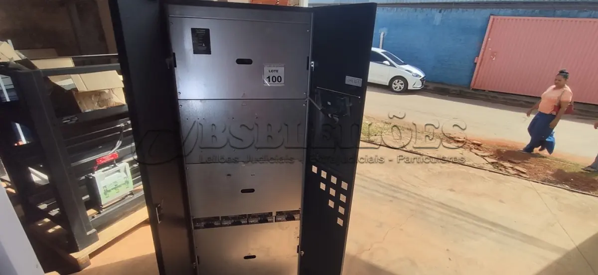 LOTE 100 - 01 NOBREAK POTÊNCIA 80KVA E 01 BANCO DE BATERIAS PARA 32 BATERIAS COM CABOS. (NO ESTADO) (OBS. O LOTE NÃO POSSUI BATERIAS) ATENÇÃO! FAZER A VISITAÇÃO ANTES DE ARREMATAR, NÃO SABEMOS SE FUNCIONA, LEILÃO NÃO TEM GARANTIA E NEM DEVOLUÇÃO, SUJEITO A POSSÍVEIS AVARIAS VISÍVEIS/OCULTAS E/OU AUSÊNCIA DE COMPONENTES.