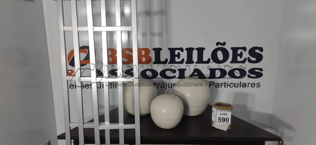 LOTE 590 - 03 GRADES DE FERRO E 03 VASOS DECORATIVOS.  (NO ESTADO) ATENÇÃO! FAZER A VISITAÇÃO ANTES DE ARREMATAR, NÃO SABEMOS SE FUNCIONA, LEILÃO NÃO TEM GARANTIA E NEM DEVOLUÇÃO, SUJEITO A POSSÍVEIS AVARIAS VISÍVEIS/OCULTAS E/OU AUSÊNCIA DE COMPONENTES.