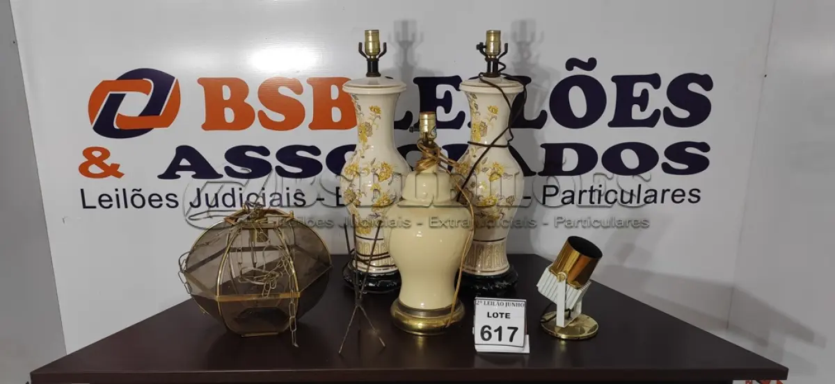 LOTE 617 - 03 ABAJURES, 01 PENDENTE DE VIDRO E 01 LUMINÁRIA.  (NO ESTADO) ATENÇÃO! FAZER A VISITAÇÃO ANTES DE ARREMATAR, NÃO SABEMOS SE FUNCIONA, LEILÃO NÃO TEM GARANTIA E NEM DEVOLUÇÃO, SUJEITO A POSSÍVEIS AVARIAS VISÍVEIS/OCULTAS E/OU AUSÊNCIA DE COMPONENTES.