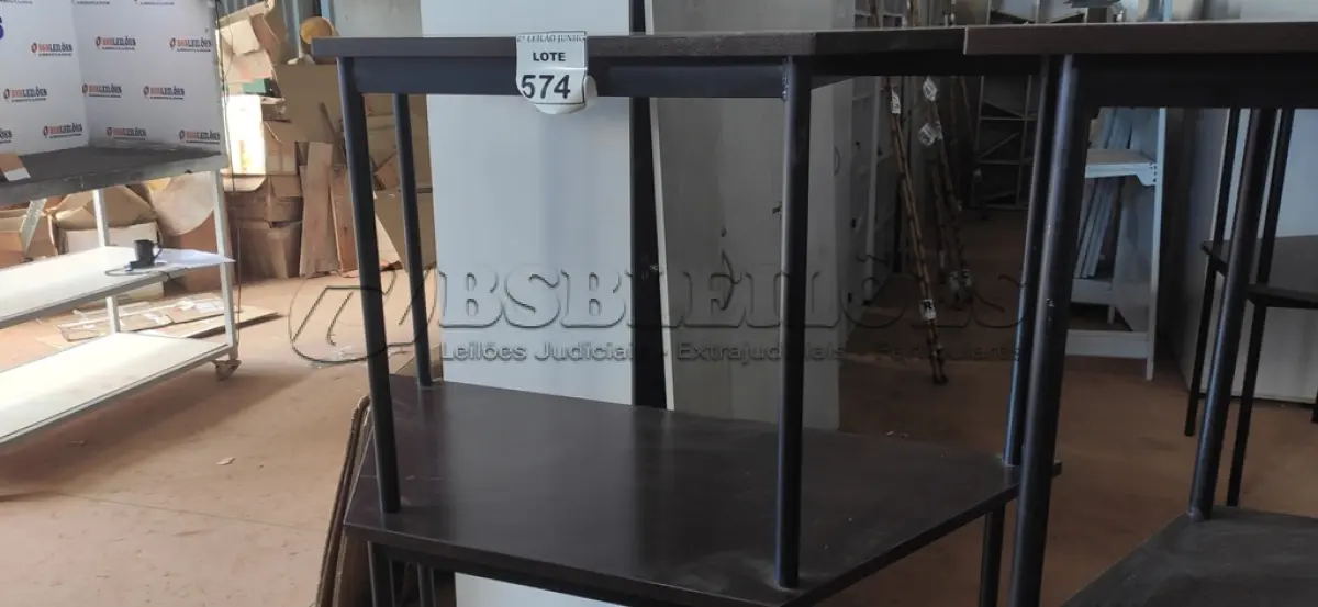 LOTE 574 - 02 MESAS COM TAMPO DE MADEIRA EM FORMA TRAPÉZIO.  (NO ESTADO) ATENÇÃO! FAZER A VISITAÇÃO ANTES DE ARREMATAR, NÃO SABEMOS SE FUNCIONA, LEILÃO NÃO TEM GARANTIA E NEM DEVOLUÇÃO, SUJEITO A POSSÍVEIS AVARIAS VISÍVEIS/OCULTAS E/OU AUSÊNCIA DE COMPONENTES.
