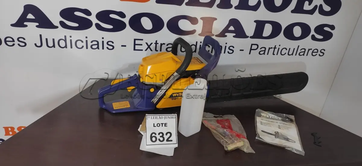 LOTE 632 - 01 MOTOSERRA DE CORRENTE A GASOLINA DA MARCA WETOKE.  (NO ESTADO) ATENÇÃO! FAZER A VISITAÇÃO ANTES DE ARREMATAR, NÃO SABEMOS SE FUNCIONA, LEILÃO NÃO TEM GARANTIA E NEM DEVOLUÇÃO, SUJEITO A POSSÍVEIS AVARIAS VISÍVEIS/OCULTAS E/OU AUSÊNCIA DE COMPONENTES.