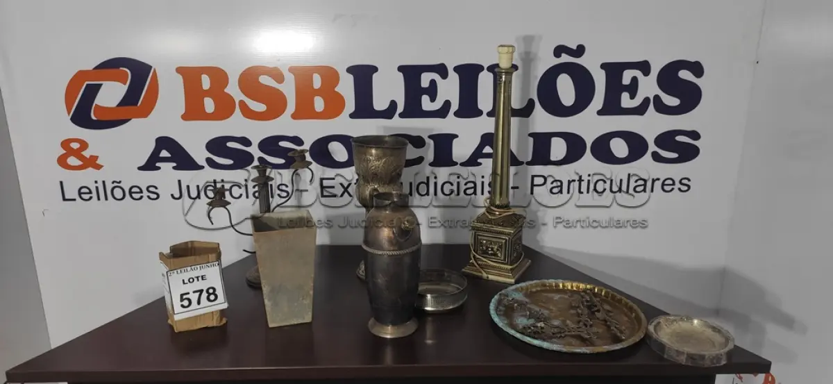 LOTE 578 - 01 ABAJUR, 01 CASTIÇAL, 01 JARRA 01 TAÇA, 01 CINZEIRO COM TAMPA E 01 BANDEJA, TODOS MATERIAIS ANTIGOS.  (NO ESTADO) ATENÇÃO! FAZER A VISITAÇÃO ANTES DE ARREMATAR, NÃO SABEMOS SE FUNCIONA, LEILÃO NÃO TEM GARANTIA E NEM DEVOLUÇÃO, SUJEITO A POSSÍVEIS AVARIAS VISÍVEIS/OCULTAS E/OU AUSÊNCIA DE COMPONENTES.