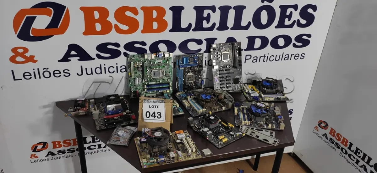LOTE 043 - 01 LOTE COM VÁRIAS PLACAS MÃE MODELOS DIVERSOS. (NO ESTADO) ATENÇÃO! FAZER A VISITAÇÃO ANTES DE ARREMATAR, NÃO SABEMOS SE FUNCIONA, LEILÃO NÃO TEM GARANTIA E NEM DEVOLUÇÃO, SUJEITO A POSSÍVEIS AVARIAS VISÍVEIS/OCULTAS E/OU AUSÊNCIA DE COMPONENTES.