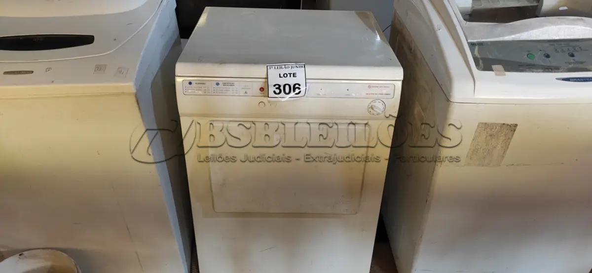LOTE 358 - 01 MÁQUINA DE LAVAR ROUPAS BRASTEMP 220V. (NO ESTADO) ATENÇÃO! FAZER A VISITAÇÃO ANTES DE ARREMATAR, NÃO SABEMOS SE FUNCIONA. LEILÃO NÃO TEM GARANTIA E NEM DEVOLUÇÃO, SUJEITO A POSSÍVEIS AVARIAS VISÍVEIS/OCULTAS E/OU AUSÊNCIA DE COMPONENTES.