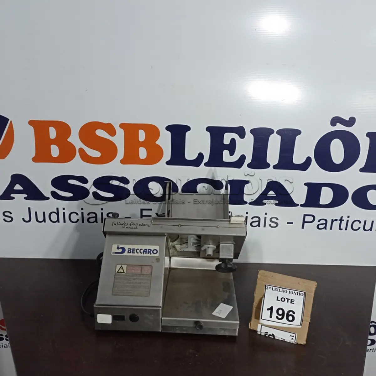 LOTE 196 - 01 FATIADOR DE FRIOS INOX ELÉTRICO MARCA BECCARO. (NO ESTADO) ATENÇÃO! FAZER A VISITAÇÃO ANTES DE ARREMATAR, NÃO SABEMOS SE FUNCIONA, LEILÃO NÃO TEM GARANTIA E NEM DEVOLUÇÃO, SUJEITO A POSSÍVEIS AVARIAS VISÍVEIS/OCULTAS E/OU AUSÊNCIA DE COMPONENTES.