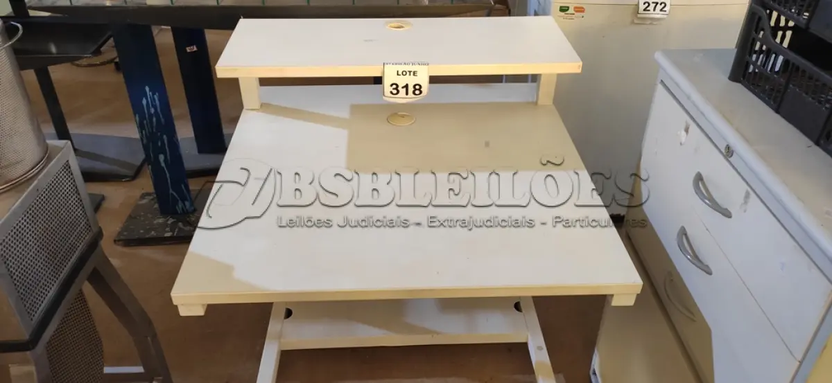 LOTE 318 - 01 MESA COM RODINHAS PARA COMPUTADOR NA COR BRANCA. (NO ESTADO) ATENÇÃO! FAZER A VISITAÇÃO ANTES DE ARREMATAR, NÃO SABEMOS SE FUNCIONA, LEILÃO NÃO TEM GARANTIA E NEM DEVOLUÇÃO, SUJEITO A POSSÍVEIS AVARIAS VISÍVEIS/OCULTAS E/OU AUSÊNCIA DE COMPONENTES.