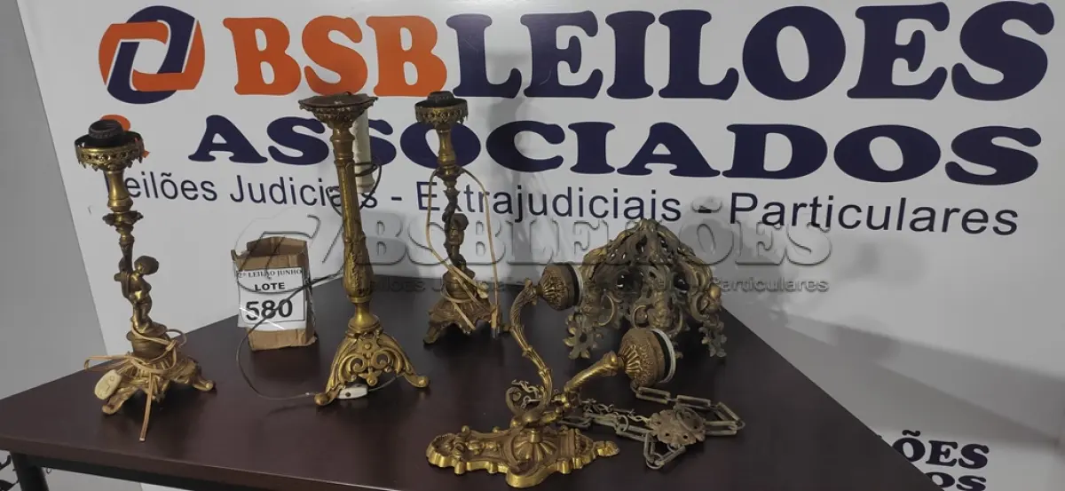 LOTE 580 - 03 ABAJURES, 01 PENDENTE E 01 LUMINÁRIA DE PAREDE.  (NO ESTADO) ATENÇÃO! FAZER A VISITAÇÃO ANTES DE ARREMATAR, NÃO SABEMOS SE FUNCIONA, LEILÃO NÃO TEM GARANTIA E NEM DEVOLUÇÃO, SUJEITO A POSSÍVEIS AVARIAS VISÍVEIS/OCULTAS E/OU AUSÊNCIA DE COMPONENTES.