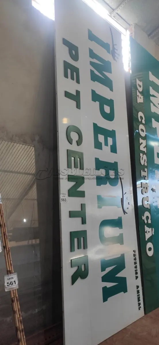 LOTE 563 - 01 PLACA DE LOJA EM ACM DE 4,20 X 1,45.  (NO ESTADO) ATENÇÃO! FAZER A VISITAÇÃO ANTES DE ARREMATAR, NÃO SABEMOS SE FUNCIONA, LEILÃO NÃO TEM GARANTIA E NEM DEVOLUÇÃO, SUJEITO A POSSÍVEIS AVARIAS VISÍVEIS/OCULTAS E/OU AUSÊNCIA DE COMPONENTES.
