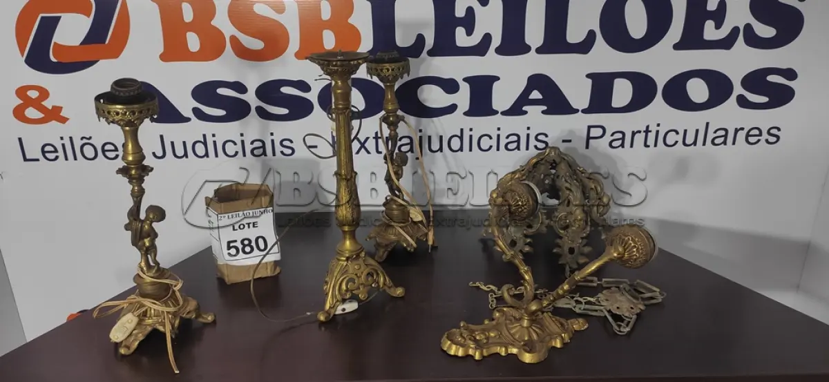 LOTE 580 - 03 ABAJURES, 01 PENDENTE E 01 LUMINÁRIA DE PAREDE.  (NO ESTADO) ATENÇÃO! FAZER A VISITAÇÃO ANTES DE ARREMATAR, NÃO SABEMOS SE FUNCIONA, LEILÃO NÃO TEM GARANTIA E NEM DEVOLUÇÃO, SUJEITO A POSSÍVEIS AVARIAS VISÍVEIS/OCULTAS E/OU AUSÊNCIA DE COMPONENTES.