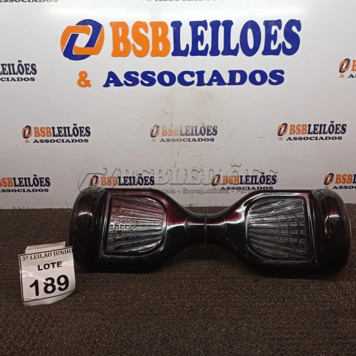 LOTE 189 - 01 HOVERBOARD NA COR PRETA. (NO ESTADO) ATENÇÃO! FAZER A VISITAÇÃO ANTES DE ARREMATAR, NÃO SABEMOS SE FUNCIONA, LEILÃO NÃO TEM GARANTIA E NEM DEVOLUÇÃO, SUJEITO A POSSÍVEIS AVARIAS VISÍVEIS/OCULTAS E/OU AUSÊNCIA DE COMPONENTES.