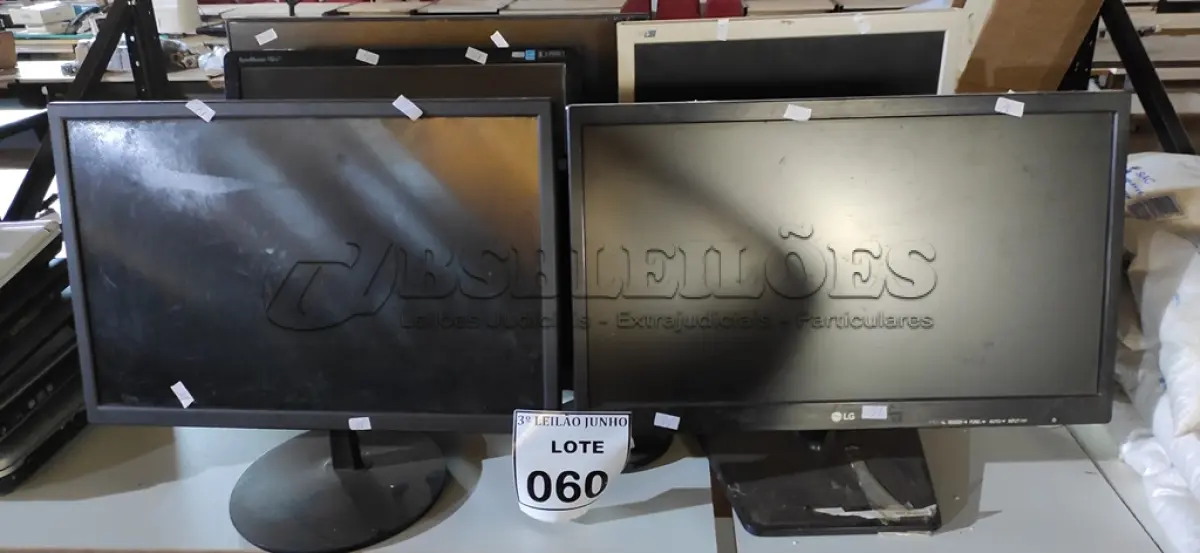 LOTE 060 - 07 MONITORES MARCAS E MODELOS DIVERSOS. (NO ESTADO) ATENÇÃO! FAZER A VISITAÇÃO ANTES DE ARREMATAR, NÃO SABEMOS SE FUNCIONA. LEILÃO NÃO TEM GARANTIA E NEM DEVOLUÇÃO, SUJEITO A POSSÍVEIS AVARIAS VISÍVEIS/OCULTAS E/OU AUSÊNCIA DE COMPONENTES.