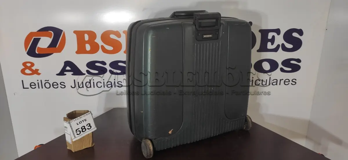 LOTE 583 - 01 MALA DE VIAGEM.  (NO ESTADO) ATENÇÃO! FAZER A VISITAÇÃO ANTES DE ARREMATAR, NÃO SABEMOS SE FUNCIONA, LEILÃO NÃO TEM GARANTIA E NEM DEVOLUÇÃO, SUJEITO A POSSÍVEIS AVARIAS VISÍVEIS/OCULTAS E/OU AUSÊNCIA DE COMPONENTES.