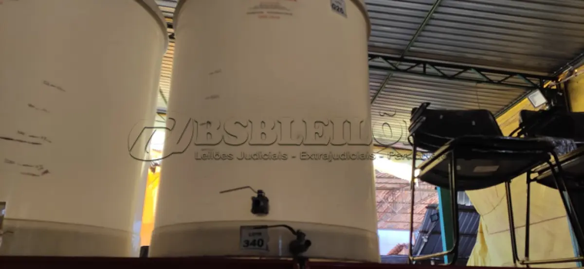 LOTE 340 - 01 FERMENTADORA DE 1.000 LITROS PP PLASUL COM TORNEIRA DE INOX. (NO ESTADO) ATENÇÃO! FAZER A VISITAÇÃO ANTES DE ARREMATAR, NÃO SABEMOS SE FUNCIONA. LEILÃO NÃO TEM GARANTIA E NEM DEVOLUÇÃO, SUJEITO A POSSÍVEIS AVARIAS VISÍVEIS/OCULTAS E/OU AUSÊNCIA DE COMPONENTES.