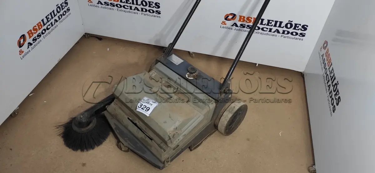 LOTE 329 - 01 VARREDOR DE PÁTIO. (NO ESTADO) ATENÇÃO! FAZER A VISITAÇÃO ANTES DE ARREMATAR, NÃO SABEMOS SE FUNCIONA, LEILÃO NÃO TEM GARANTIA E NEM DEVOLUÇÃO, SUJEITO A POSSÍVEIS AVARIAS VISÍVEIS/OCULTAS E/OU AUSÊNCIA DE COMPONENTES.