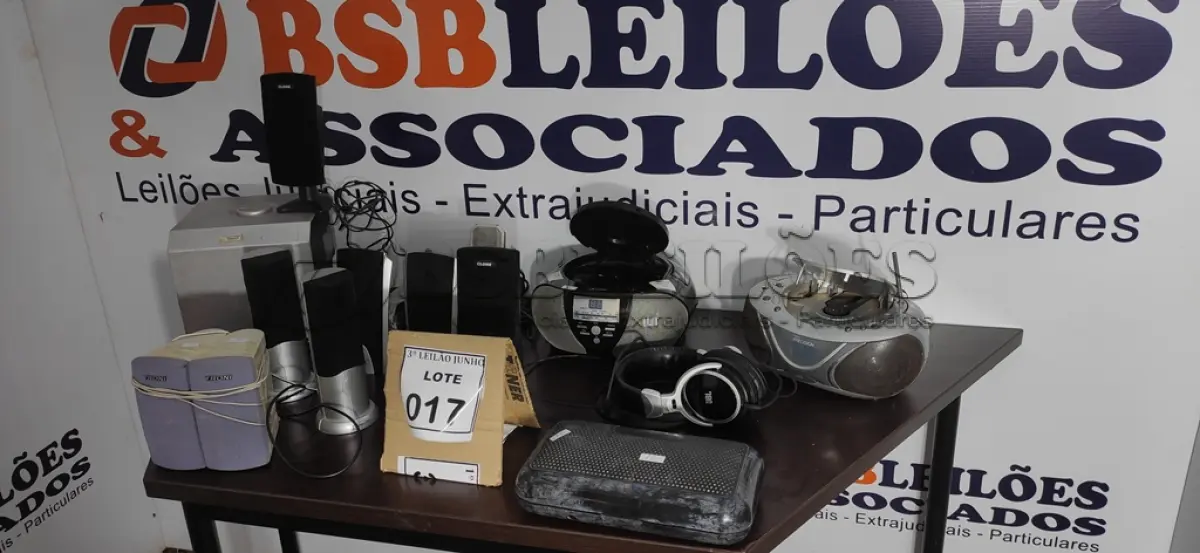 LOTE 017 - 02 MICRO SYSTENS, 04 CAIXAS DE SOM PARA PC, 01 SUBWOOFER E 01 IHOME. (NO ESTADO) ATENÇÃO! FAZER A VISITAÇÃO ANTES DE ARREMATAR, NÃO SABEMOS SE FUNCIONA, LEILÃO NÃO TEM GARANTIA E NEM DEVOLUÇÃO, SUJEITO A POSSÍVEIS AVARIAS VISÍVEIS/OCULTAS E/OU AUSÊNCIA DE COMPONENTES.