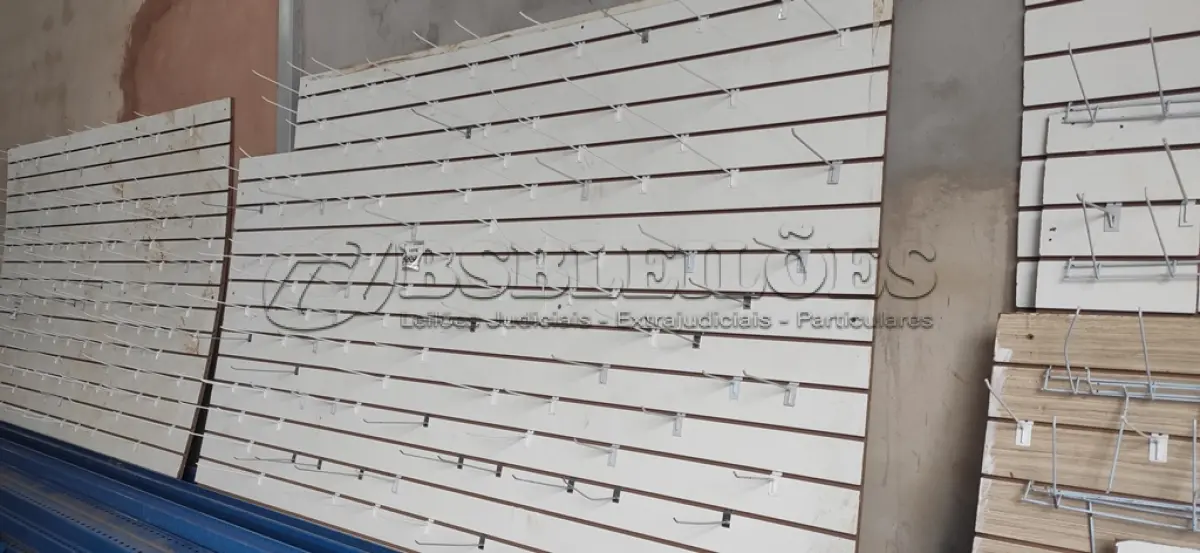 LOTE 569 - 01 PAINEL CANALETADO COM GANCHOS DE 1,72 X 2,75. (NO ESTADO) ATENÇÃO! FAZER A VISITAÇÃO ANTES DE ARREMATAR, NÃO SABEMOS SE FUNCIONA, LEILÃO NÃO TEM GARANTIA E NEM DEVOLUÇÃO, SUJEITO A POSSÍVEIS AVARIAS VISÍVEIS/OCULTAS E/OU AUSÊNCIA DE COMPONENTES.